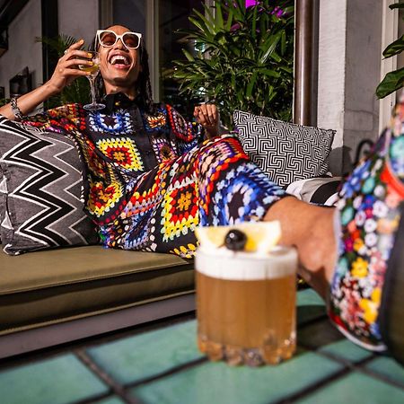 Hotel Qt Melbourne Zewnętrze zdjęcie A woman drinking a beer