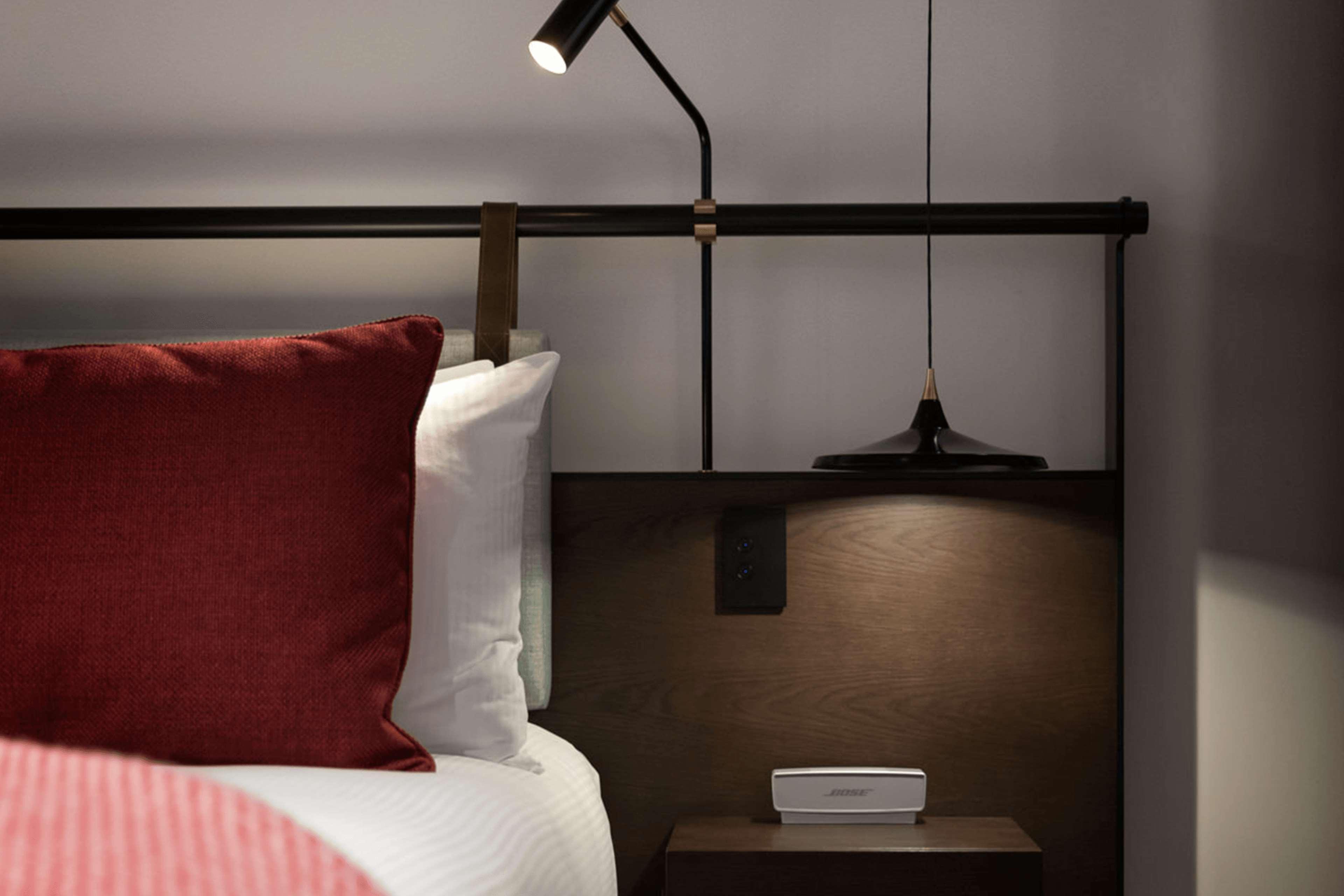 Hotel Qt Melbourne Zewnętrze zdjęcie A bedside light