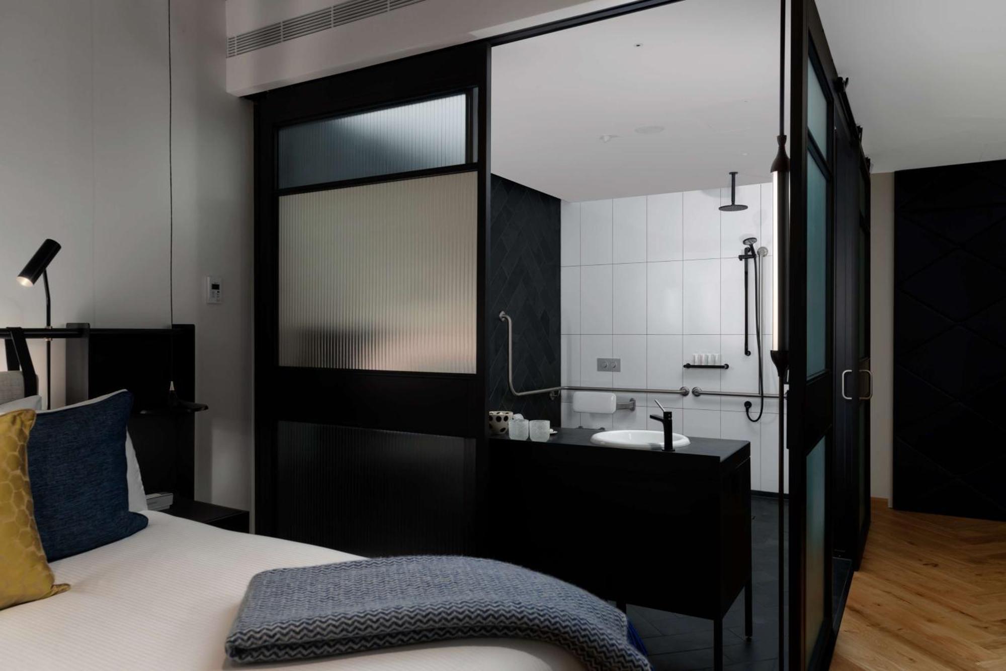 Hotel Qt Melbourne Zewnętrze zdjęcie A bathroom at the Hotel