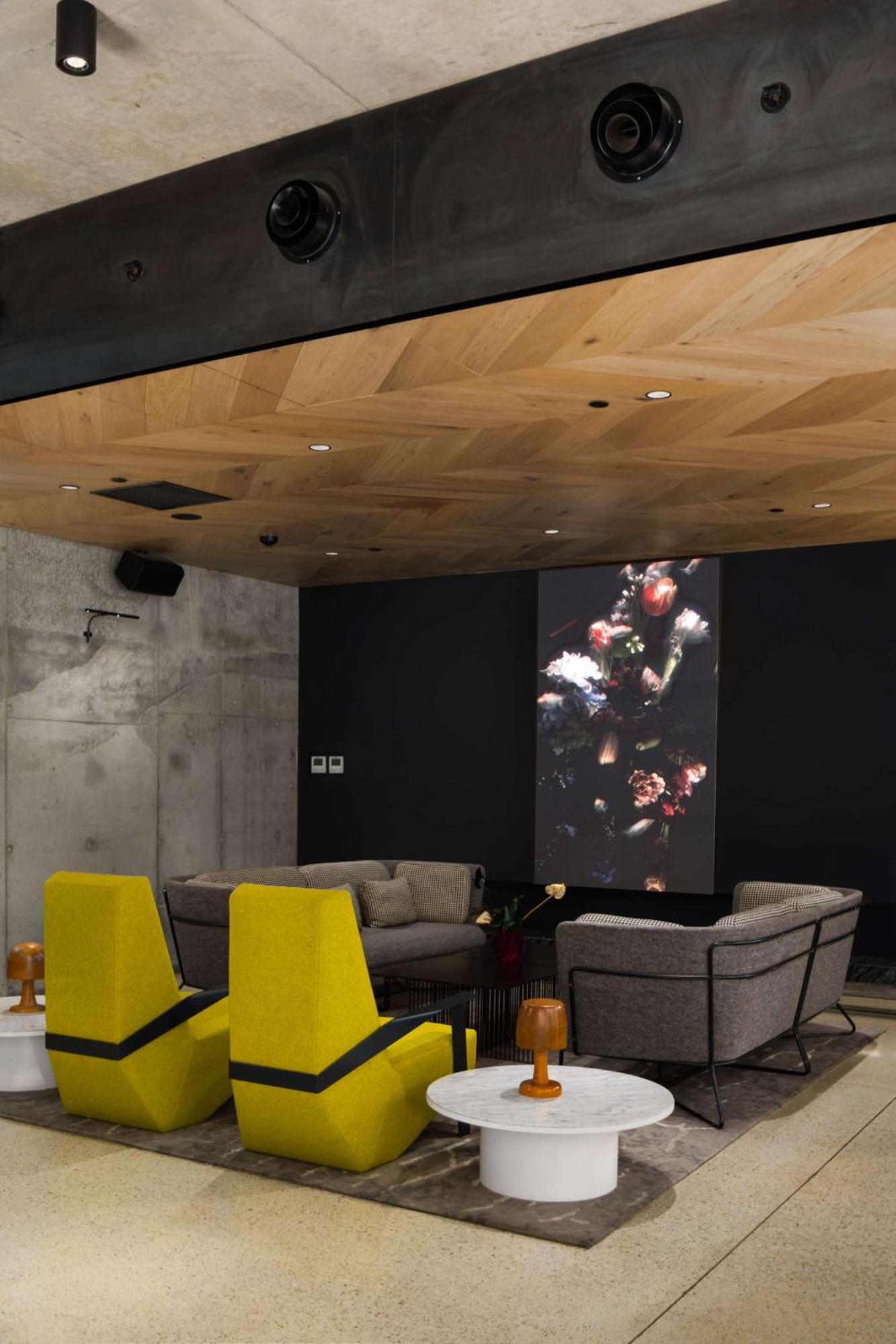 Hotel Qt Melbourne Zewnętrze zdjęcie The interior of the 2014 edition of the 100 Design exhibition