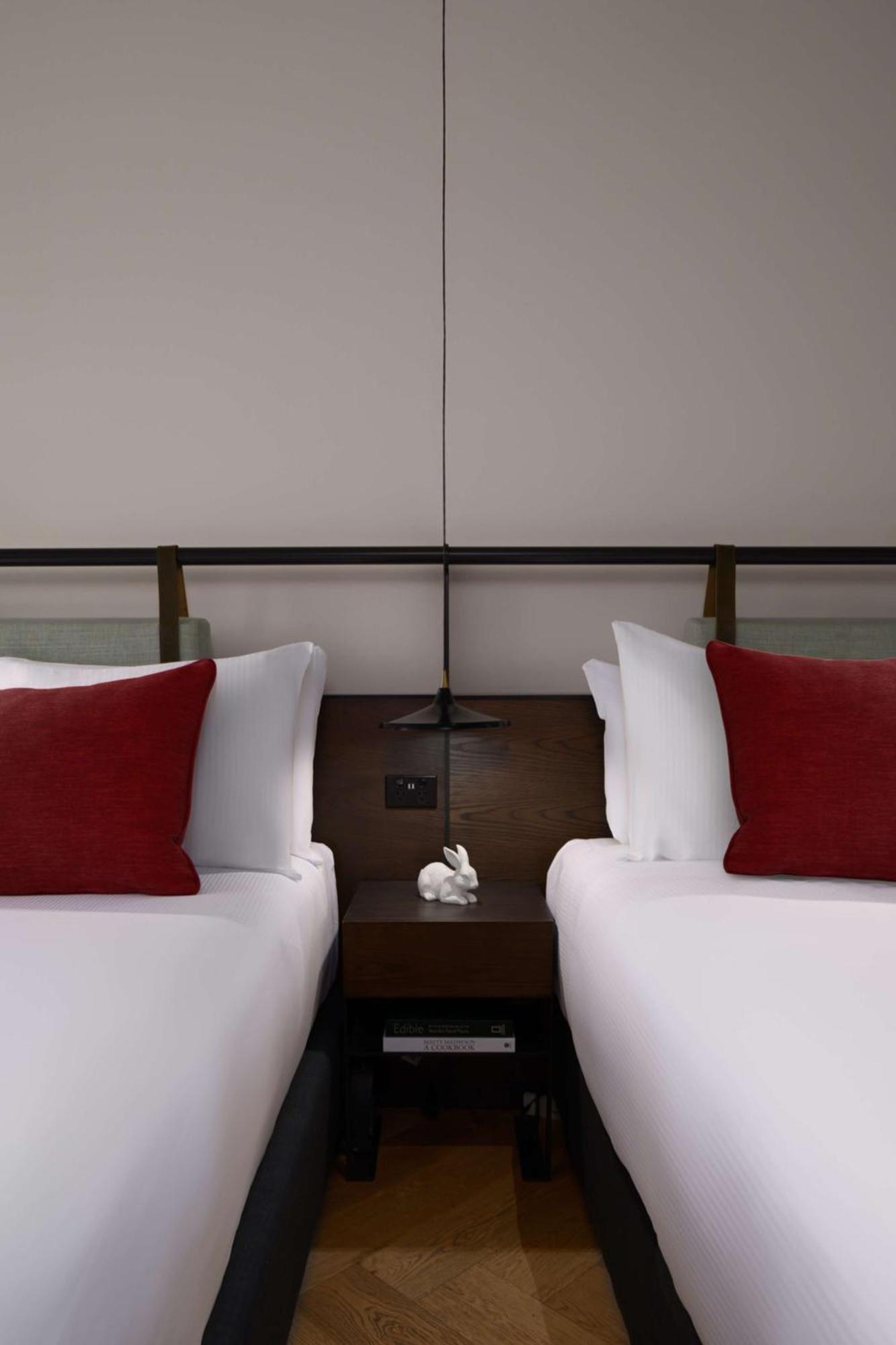 Hotel Qt Melbourne Zewnętrze zdjęcie A bed with a nightstand