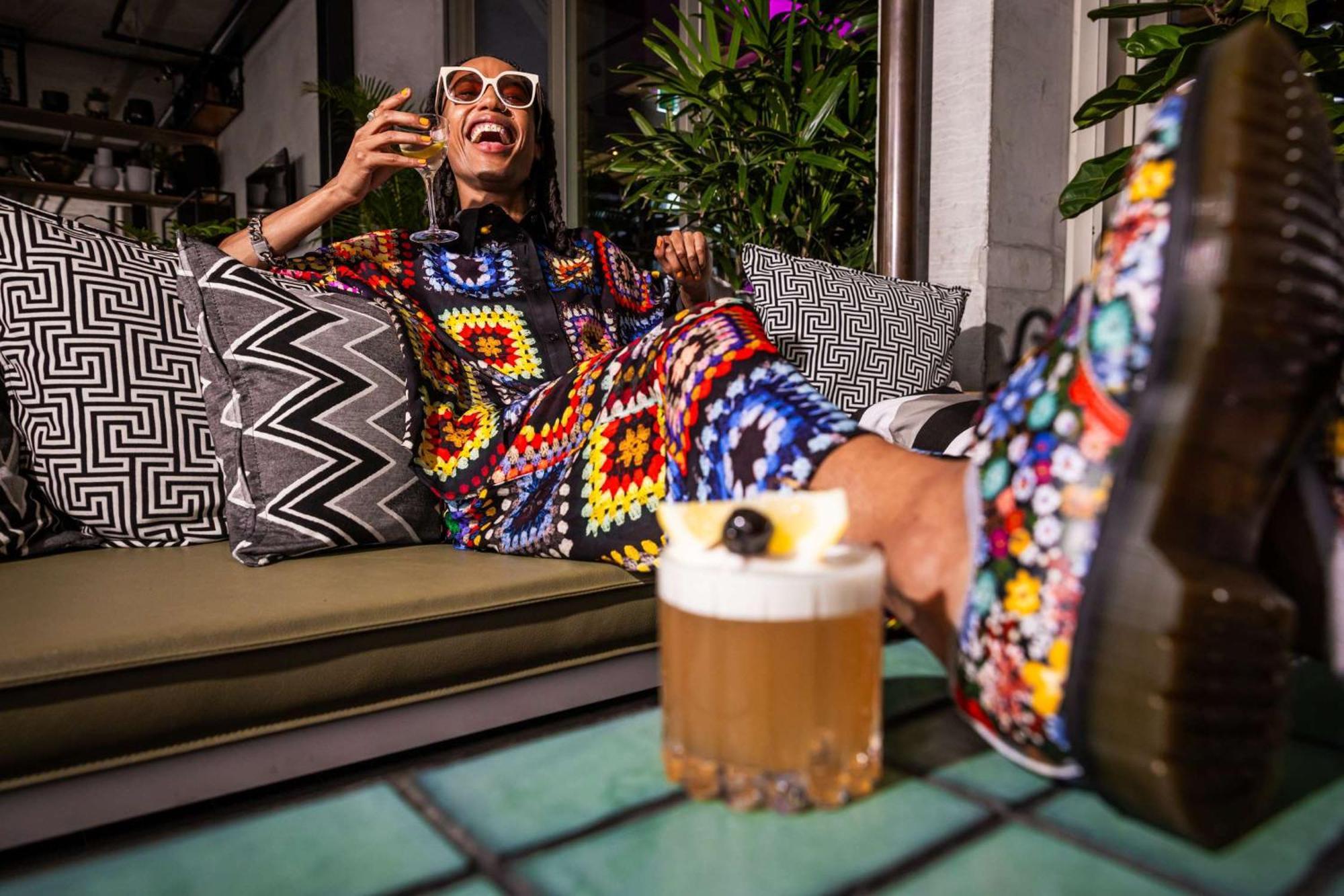 Hotel Qt Melbourne Zewnętrze zdjęcie A woman drinking a beer