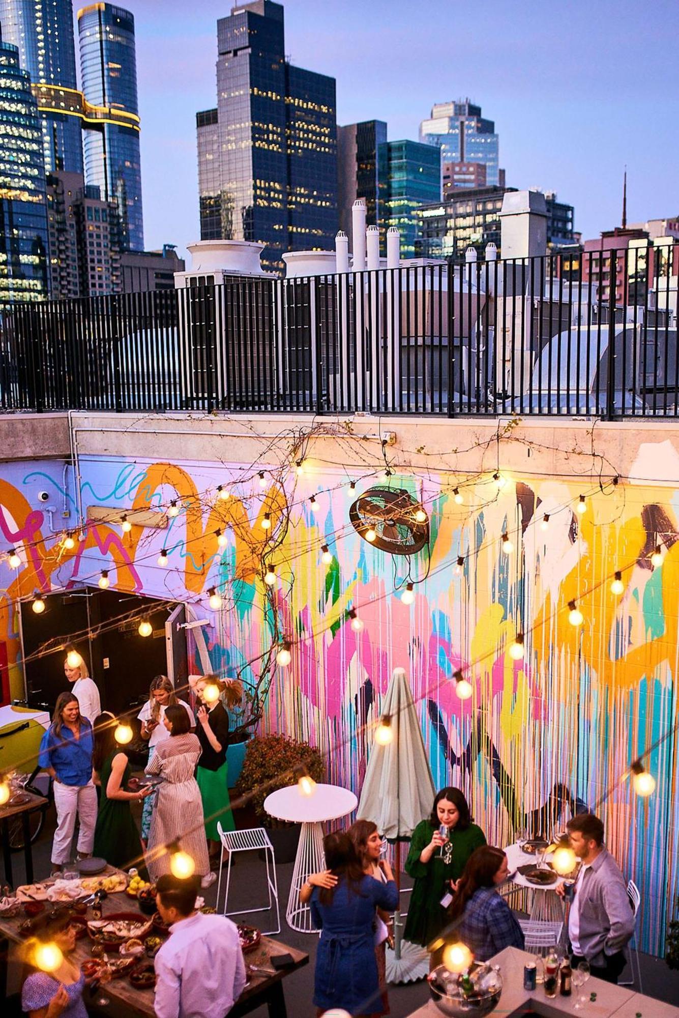 Hotel Qt Melbourne Zewnętrze zdjęcie The courtyard at the 2018 edition of the festival