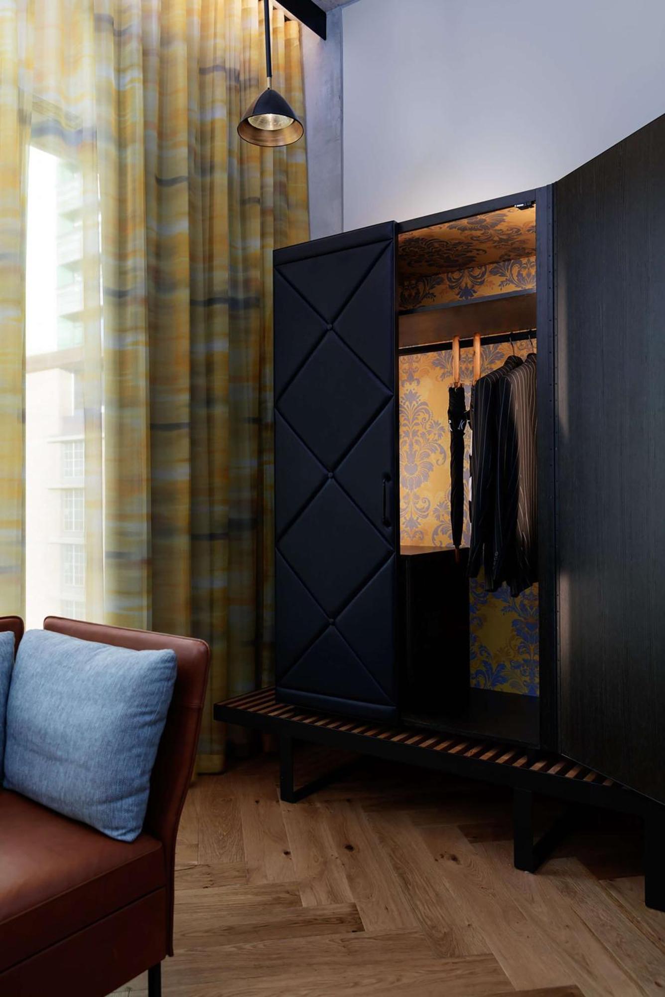 Hotel Qt Melbourne Zewnętrze zdjęcie A wardrobe