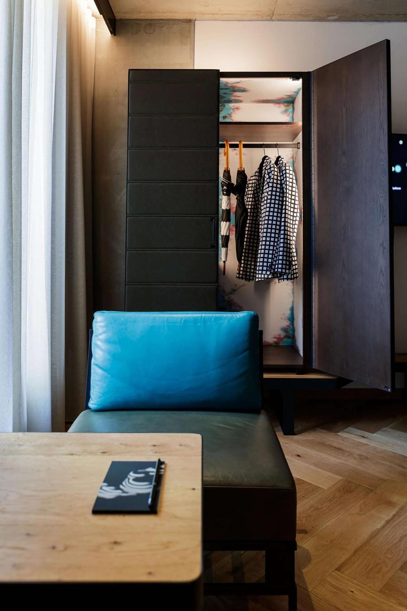 Hotel Qt Melbourne Zewnętrze zdjęcie A blue cushion