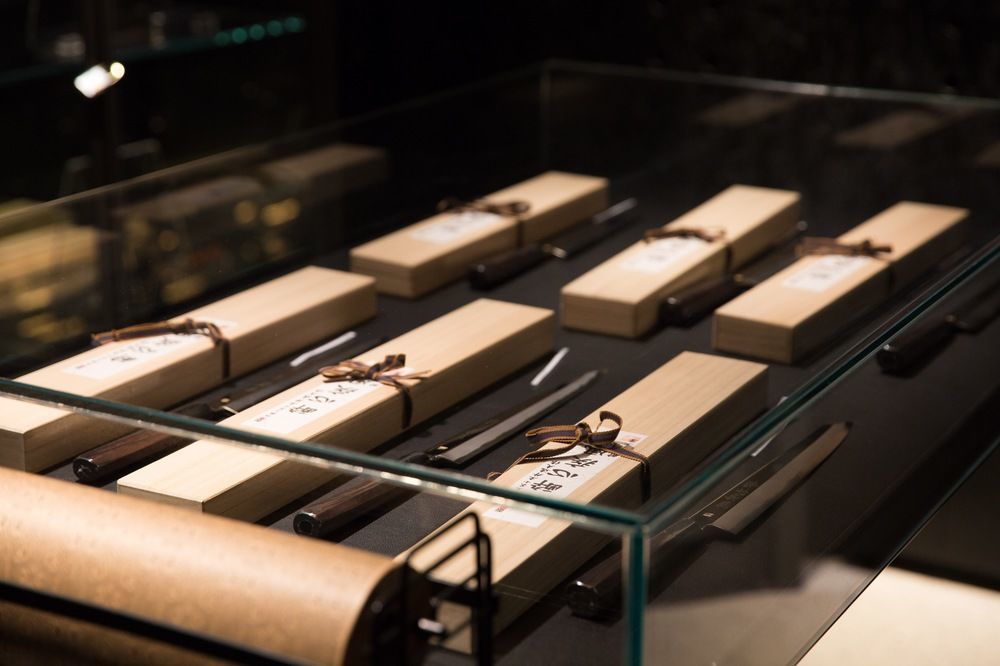Hotel Qt Melbourne Zewnętrze zdjęcie A display of chocolate bars at a shop in Paris